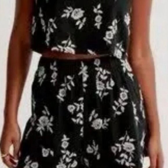 Abercrombie & Fitch Women's Black White Embroidered Flower Shorts - Picture 2 of 2